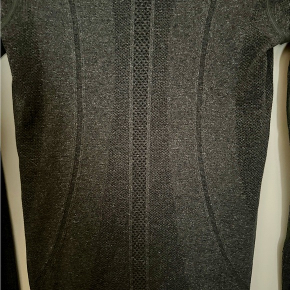 Lululemon Woman’s Swiftly Tech Top, Size 4 - Picture 5 of 7